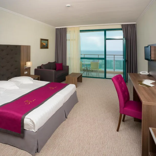 غرفة بسرير مزدوج أو سريرين منفصلين بإطلالة على البحر بشرفة، Marina Grand Beach 1/7