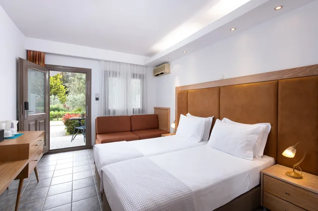 غرفة بسرير مزدوج بإطلالة على الحديقة، Alexandros Palace Hotel and Suites 1/10