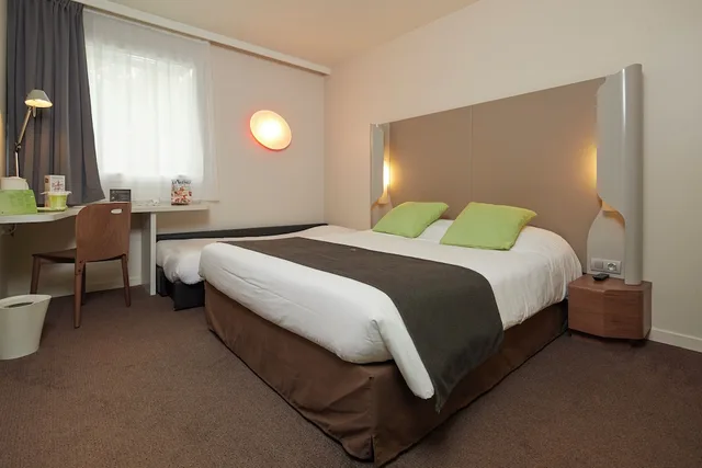 غرفة قياسية بسرير مزدوج وسرير فردي، Hotel Campanile Nantes Centre Saint Jacques 4/10