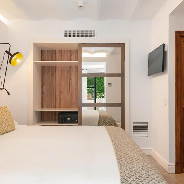 غرفة ديلوكس بسرير مزدوج بإطلالة على المسبح، Hotel Can Quetglas 1/10