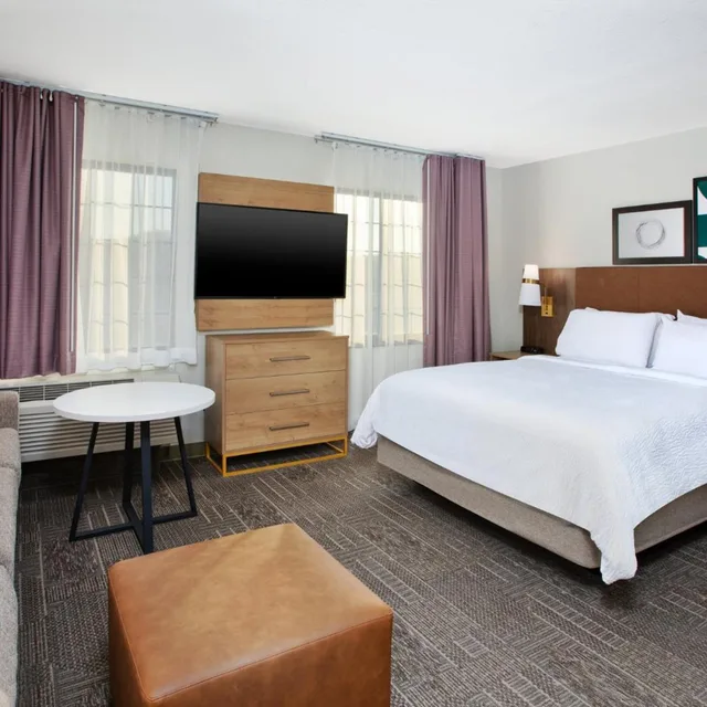جناح استوديو بسرير كوين بحوض استحمام لذوي الإعاقة، Staybridge Suites Omaha 80th And Dodge 1/7