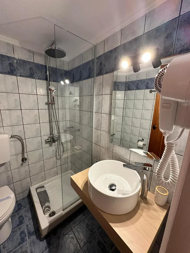 غرفة ثلاثية، CASTRO HOTEL 7/10
