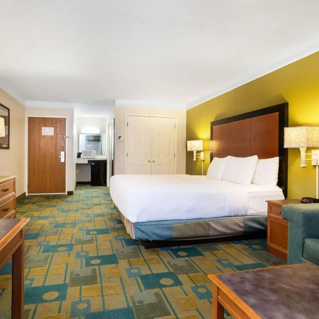 غرفة سوبيريور بسرير كينج، La Quinta Inn & Suites by Wyndham St. Pete-Clearwater Airpt 2/7