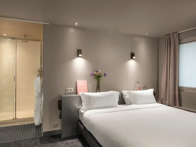 غرفة ديلوكس رباعية بسرير كوين وسريرين منفصلين، Grand Hotel Lafayette Buffault 1/3