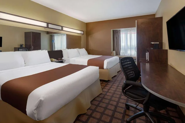 غرفة بسرير كينج وسريرين كوين، Microtel Inn Suites By Wyndham Timmins 5/10