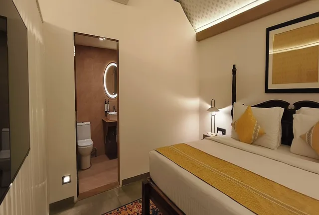خيمة ملكية بسرير كوين، Fort JadhavGADH - A GADH Heritage Hotel 9/10