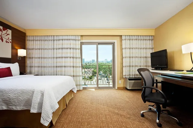غرفة بسرير كوين بحوض استحمام لذوي الإعاقة، Courtyard Los Angeles Century City Beverly Hills 6/10