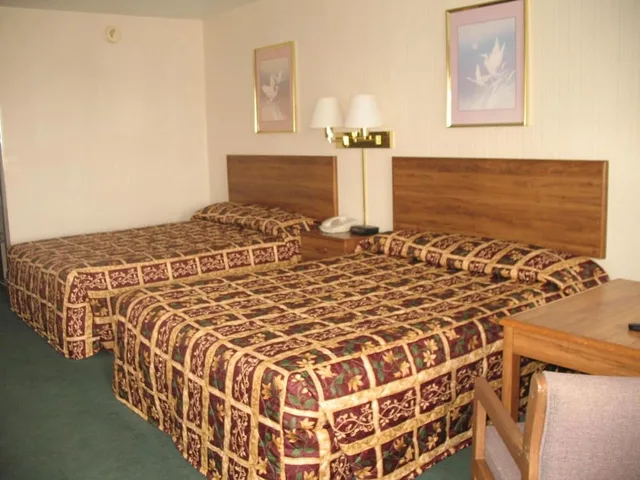 غرفة قياسية بسريرين مزدوجين يُسمح فيها بالحيوانات الأليفة، Great Lakes Inn 4/8