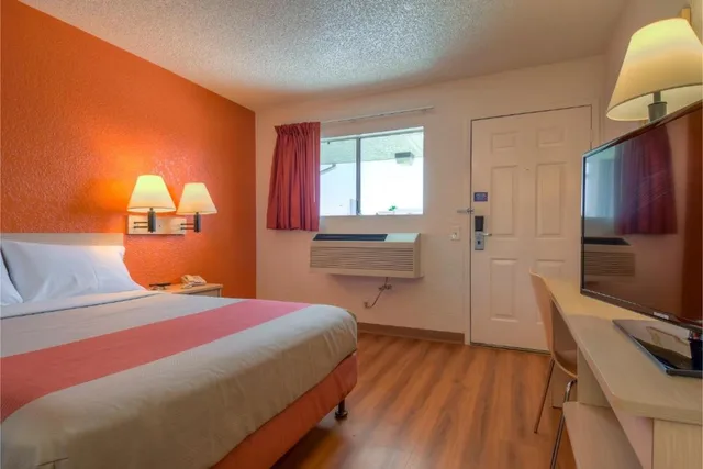 غرفة بسرير كوين، Motel6 Rowland Heights, CA - Los Angeles - Pomona 1/2
