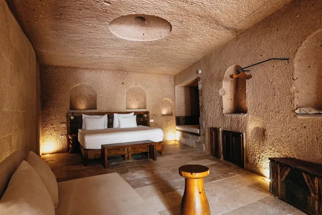 Cave, Grand, Pool, Suite, King Bed, MILLSTONE CAVE SUITES 1/2