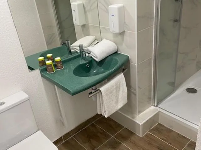 غرفة ثلاثية بسرير فردي بحمام خاص، Hotel ClassEco Gent 4/4