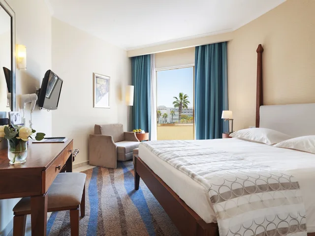 غرفة ديلوكس بإطلالة جزئية على البحر، Alexander the Great Beach Hotel 2/4