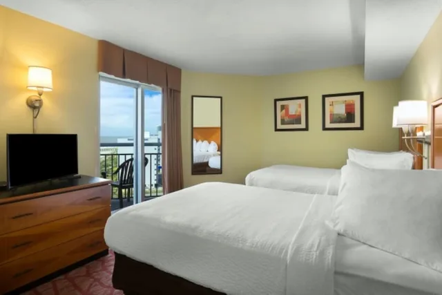 شقة سكنية بسريرين مزدوجين بإطلالة على البحر بغرفة نوم واحدة مع أريكة، Bay View Resort Hotel 2/5