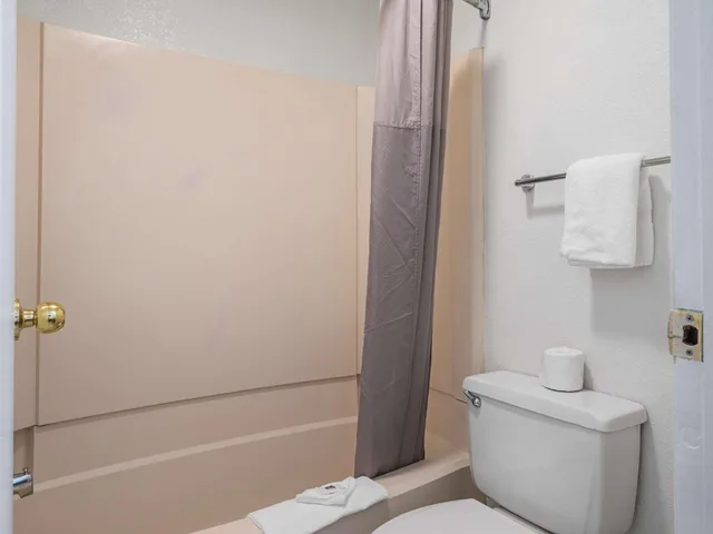 غرفة بسرير كينج للمدخنين، Motel6 Columbus, OH - OSU 5/6