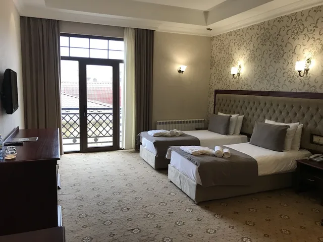 Deluxe, Twin Beds, Capitol Hotel 3/6
