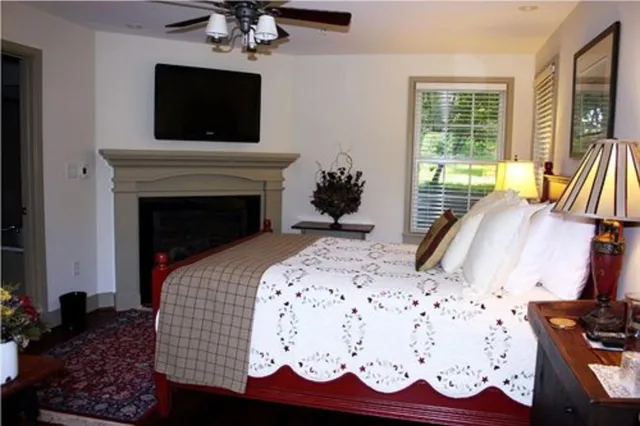 غرفة ديلوكس بسرير كوين بشرفة، The Wayside Inn Bed Breakfast 1/2