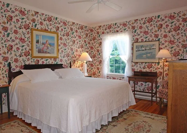 Garden, Twin Beds, King Bed, King and Twin Beds، The Colony Hotel 1/8