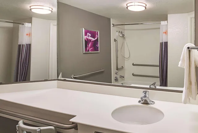 غرفة، La Quinta Inn & Suites by Wyndham Fort Worth North 2/2