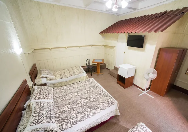 غرفة قياسية رباعية بسرير مزدوج وسريرين منفصلين، Si Hotel 2/4