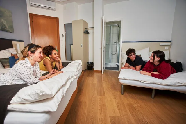 غرفة قياسية رباعية مع أريكة، Bristol Hotel Zurich 5/10