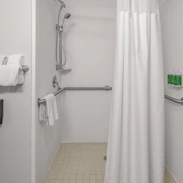 غرفة بسرير كوين بحوض استحمام لذوي الإعاقة، Courtyard by Marriott Wilmington / Wrightsville Beach 5/6