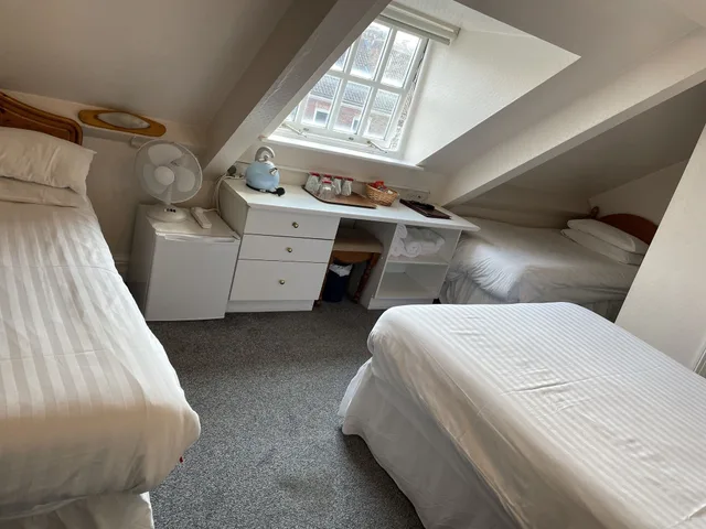 Suite, 1 Single and 2 Queen Beds، OYO Diamonds Inn 2/8