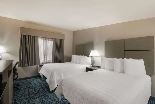 غرفة بسريرين كوين مع أريكة يُسمح فيها بالحيوانات الأليفة، Best Western New Oregon 1/3