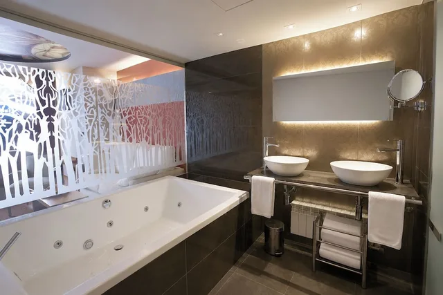 جناح جونيور بسرير كينج، Hotel Sancho Abarca 8/8