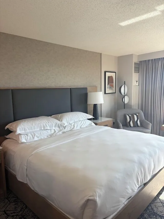 غرفة كلوب ركنية بسرير كينج، SHERATON OVERLAND PARK HOTEL AT THE CONVENTION CENTER 1/10