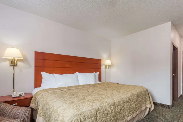 Standard, King Bed, Accessible, Super 8 By Wyndham St Charles 2/4