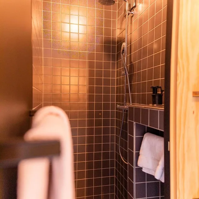 غرفة ثلاثية، Riders Hotel 4/5