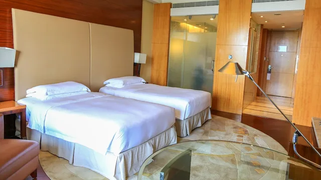 غرفة بسريرين منفصلين بإطلالة على البحيرة بشرفة، Hyatt Dongguan 2/3