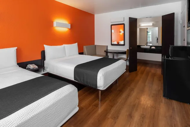 غرفة قياسية بسريرين مزدوجين لذوي الإعاقة، Motel6 Carpinteria CA Santa Barbara South 1/6