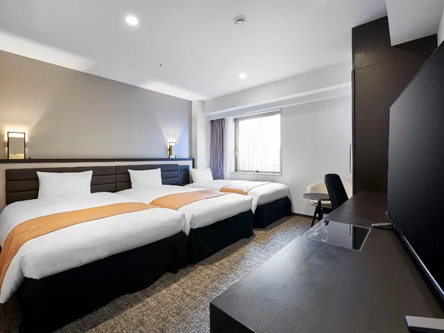 غرفة بسريرين منفصلين مع سرير إضافي، Daiwa Roynet Hotel Osaka Kitahama 1/1
