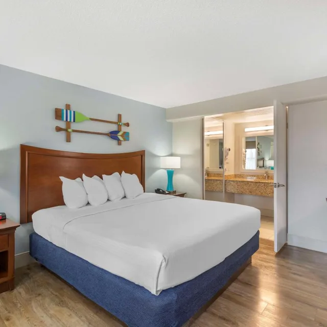 Courtyard, King Bed، Best Western Cocoa Beach Hotel and Suites 2/10