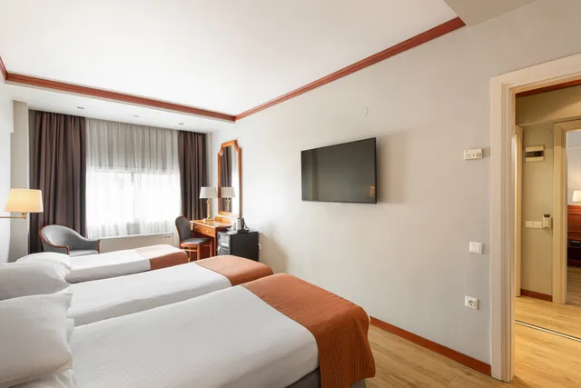 Plus, Twin Beds, with Extra Bed، Holiday Inn Thessaloniki 2/3