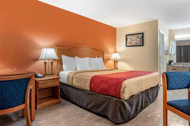 غرفة بسرير كينج للمدخنين، Econo Lodge Inn & Suites Evergreen 2/4