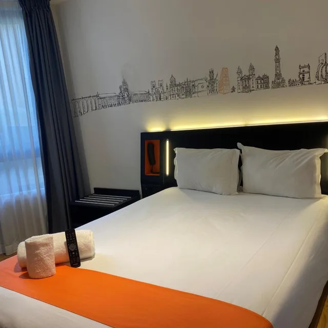 غرفة بسرير مزدوج، easyHotel Lisbon 2/6