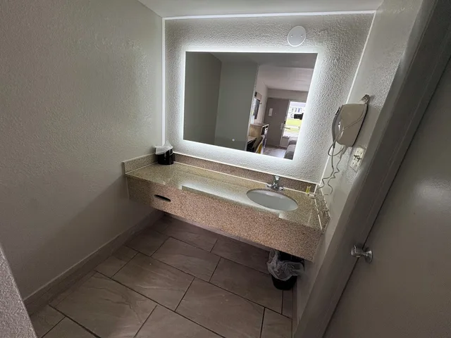 Room, King Bed, Smoking, Days Inn By Wyndham Ruther Glen Kings Dominion Area 4/4
