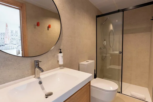 غرفة قياسية ثلاثية بسرير مزدوج وسرير فردي، easyHotel Madrid Alcala 9/10