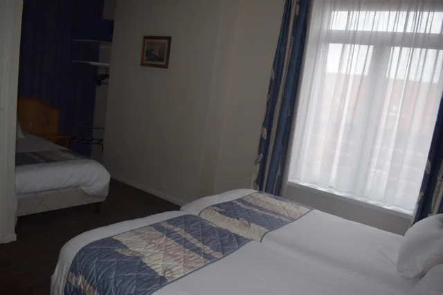 غرفة ثلاثية، Metropol Hotel 3/10