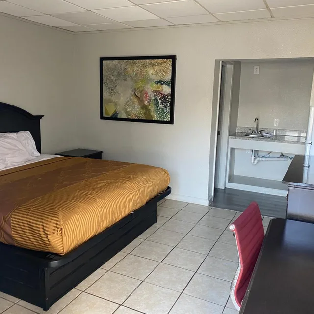 غرفة بسرير كينج للمدخنين، Studio Suites Extended Stay 1/5