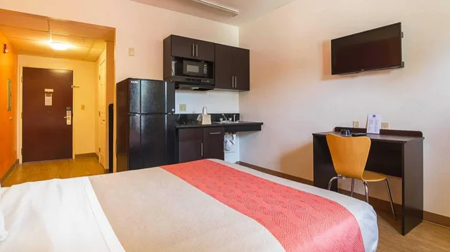 غرفة بسرير كوين لغير المدخنين بمطبخ، Motel6 Jonesboro, GA 5/10