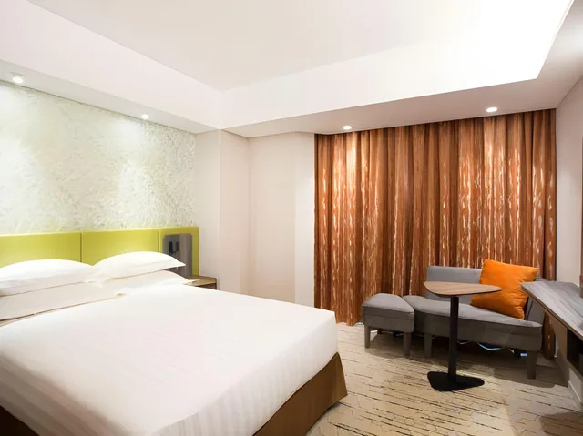 Earth, Premier، Wharney Hotel 2/2