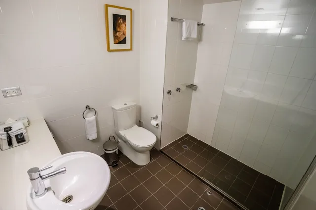 Courtyard, King Bed, Single Bed, Sofa، Amora Herencia Riverwalk Melbourne 7/7