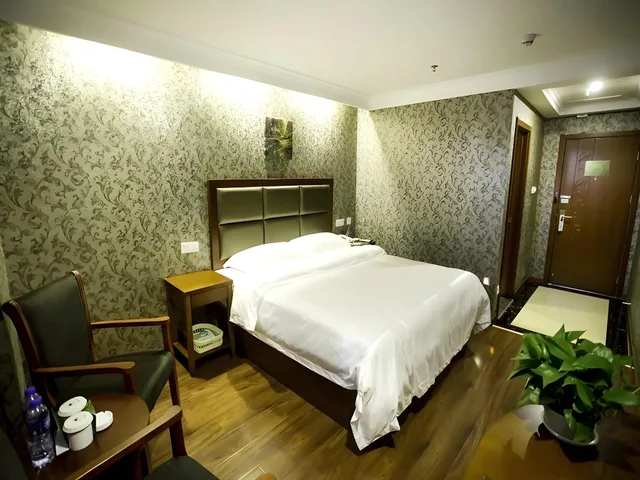 غرفة بسرير كينج وسرير كوين، GreenTree Inn Bozhou Agricultural Trade City Express Hotel 2/2