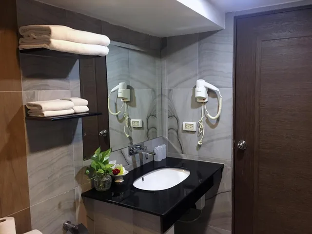 شقة بسريرين كينج بإطلالة على البحر بغرفتي نوم مع أريكة، The Front Hotel And Apartment 1/1