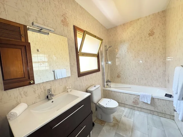 شقة كلاسيكية بسرير مزدوج بشرفة بغرفة نوم واحدة بإطلالة جزئية على البحر مع أريكة، Macdonald Leila Playa Club 2/4