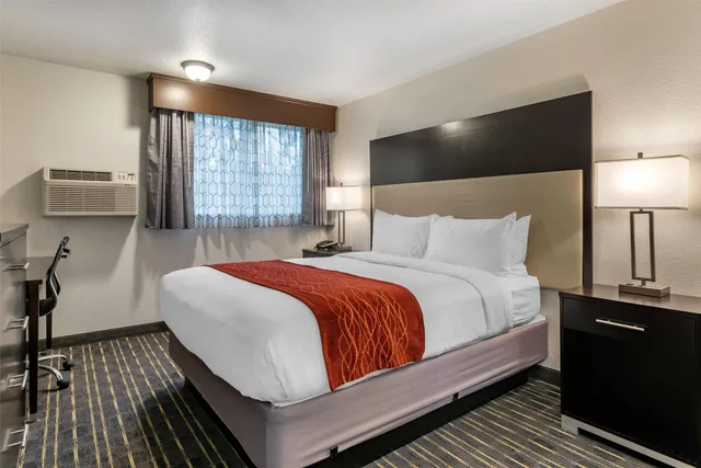 غرفة بسرير كينج، Comfort Inn and Suites Tigard near Washington Square 1/1