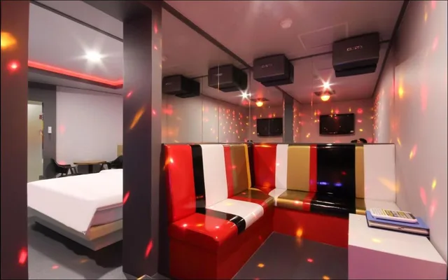Superior, King Bed, Color M Motel 5/8